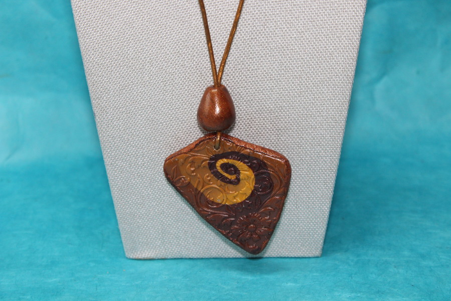 Collier-Cordon-Imitation-Cuir-Dore-Blason-Polymere-Degrade-Marron (6)