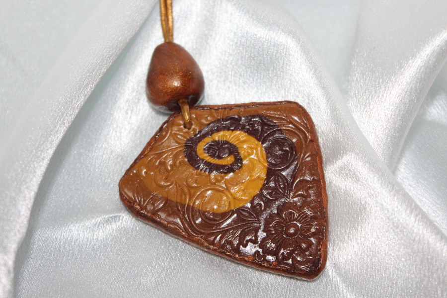 Collier-Cordon-Imitation-Cuir-Dore-Blason-Polymere-Degrade-Marron