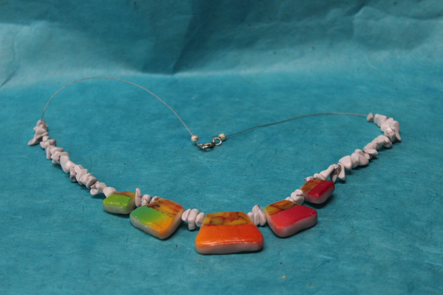Collier-Chaine-Howlite-Veritable-Trapeze-Divers-Taille-Polymere-Multicolores