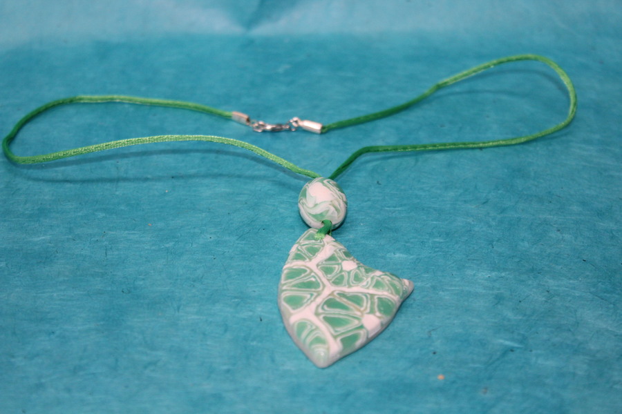 Collier-Cordon-Satin-Verty-Polymere-Blason-Vert-Blanc (3)