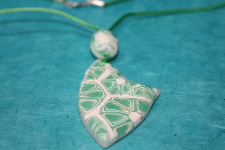 Collier-Cordon-Satin-Verty-Polymere-Blason-Vert-Blanc (4)