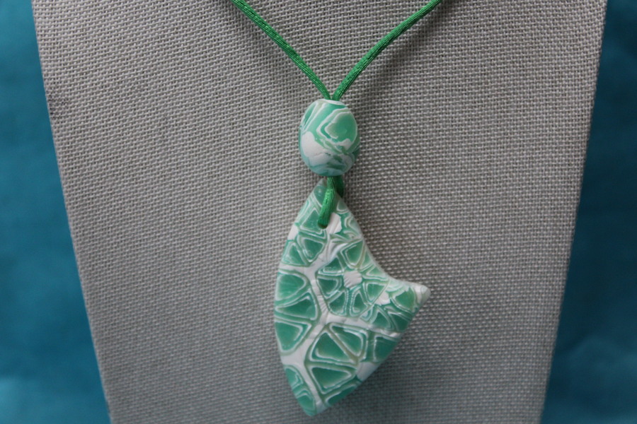 Collier-Cordon-Satin-Verty-Polymere-Blason-Vert-Blanc (2)