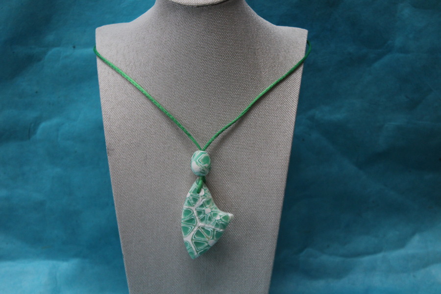 Collier-Cordon-Satin-Verty-Polymere-Blason-Vert-Blanc