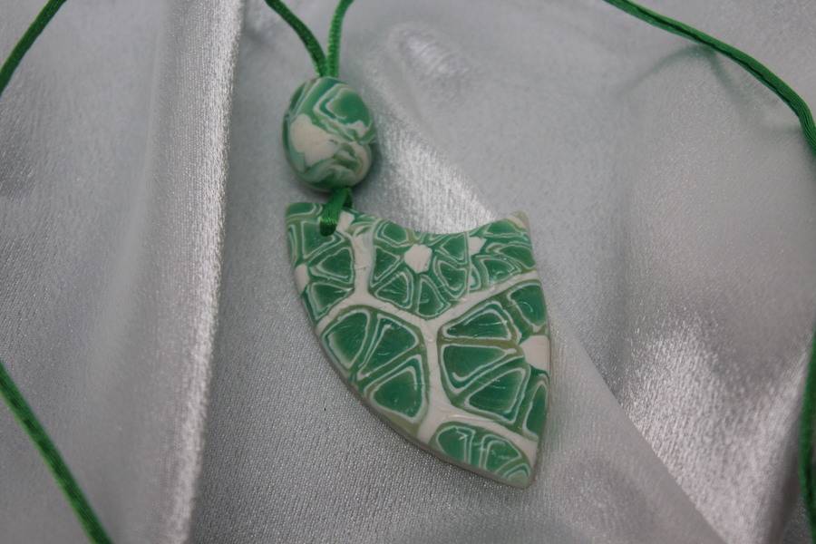Collier-Cordon-Satin-Verty-Polymere-Blason-Vert-Blanc (6)
