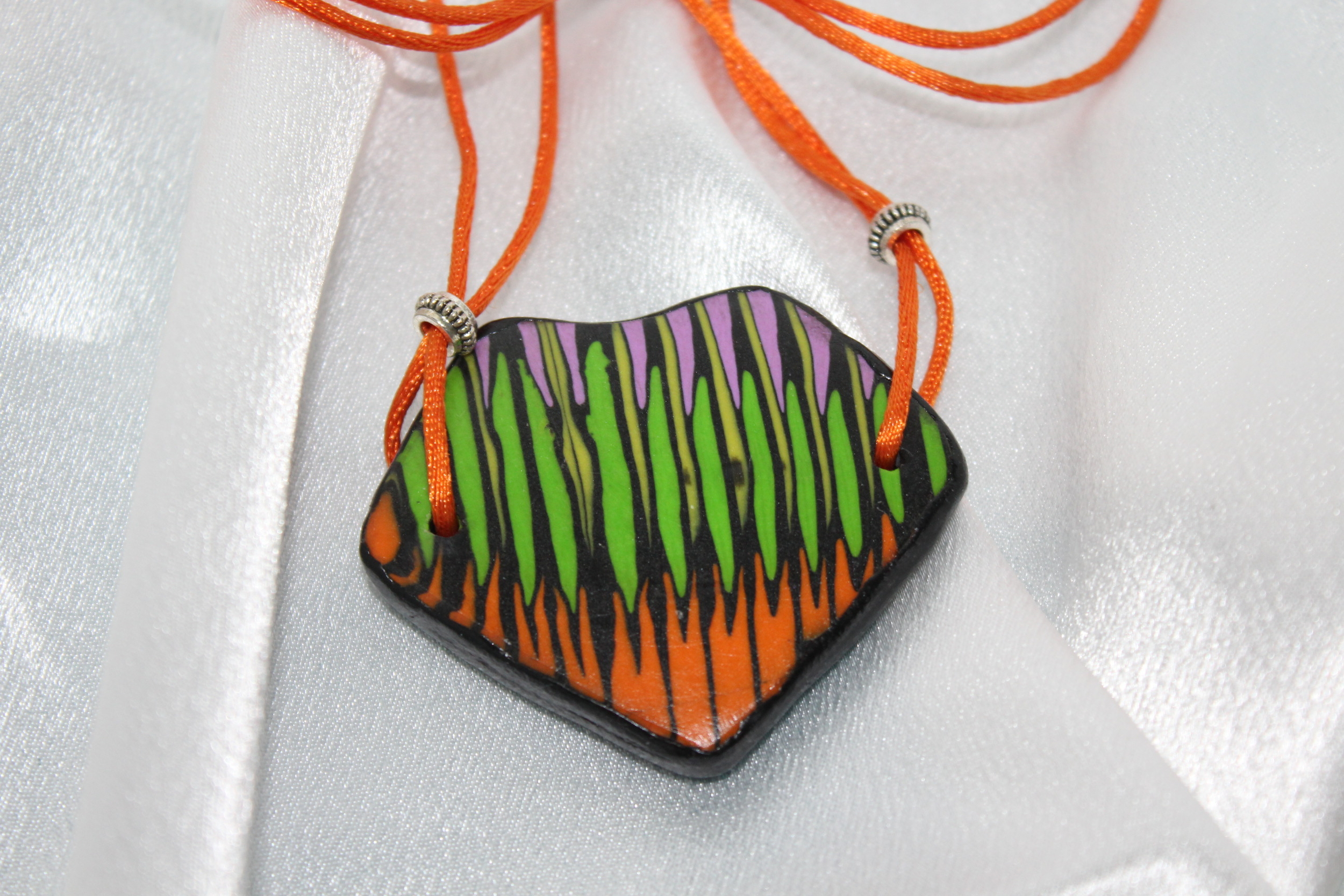 Collier-Cordon-Satine-Orange-Polymere-Plastron-Multicolores (2)