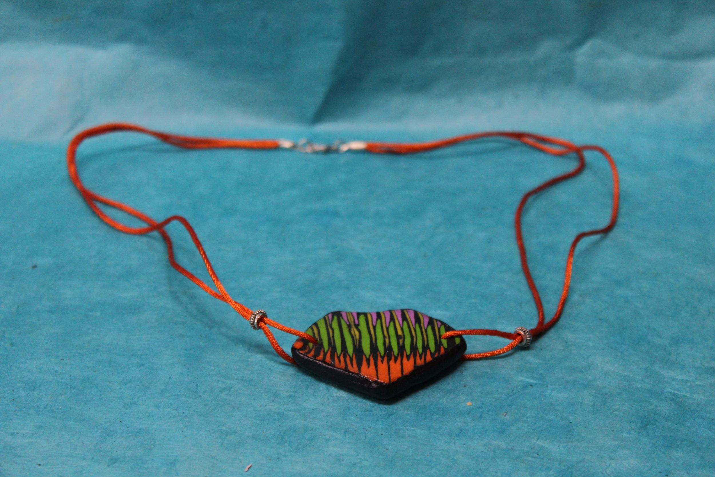 Collier-Cordon-Satine-Orange-Polymere-Plastron-Multicolores (4)