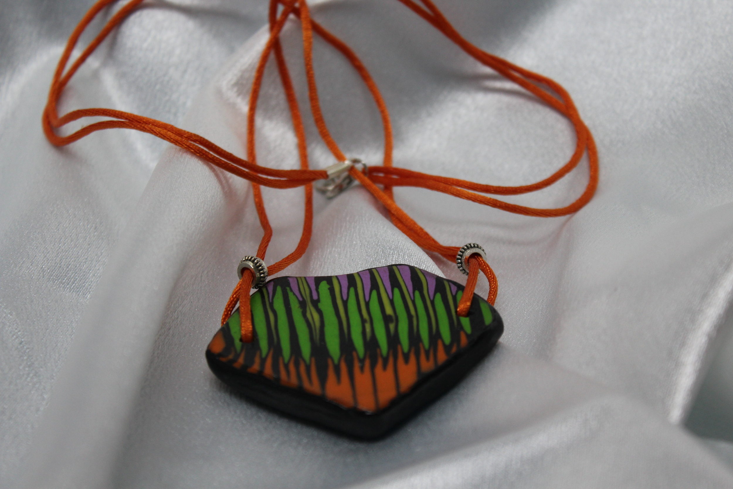 Collier-Cordon-Satine-Orange-Polymere-Plastron-Multicolores