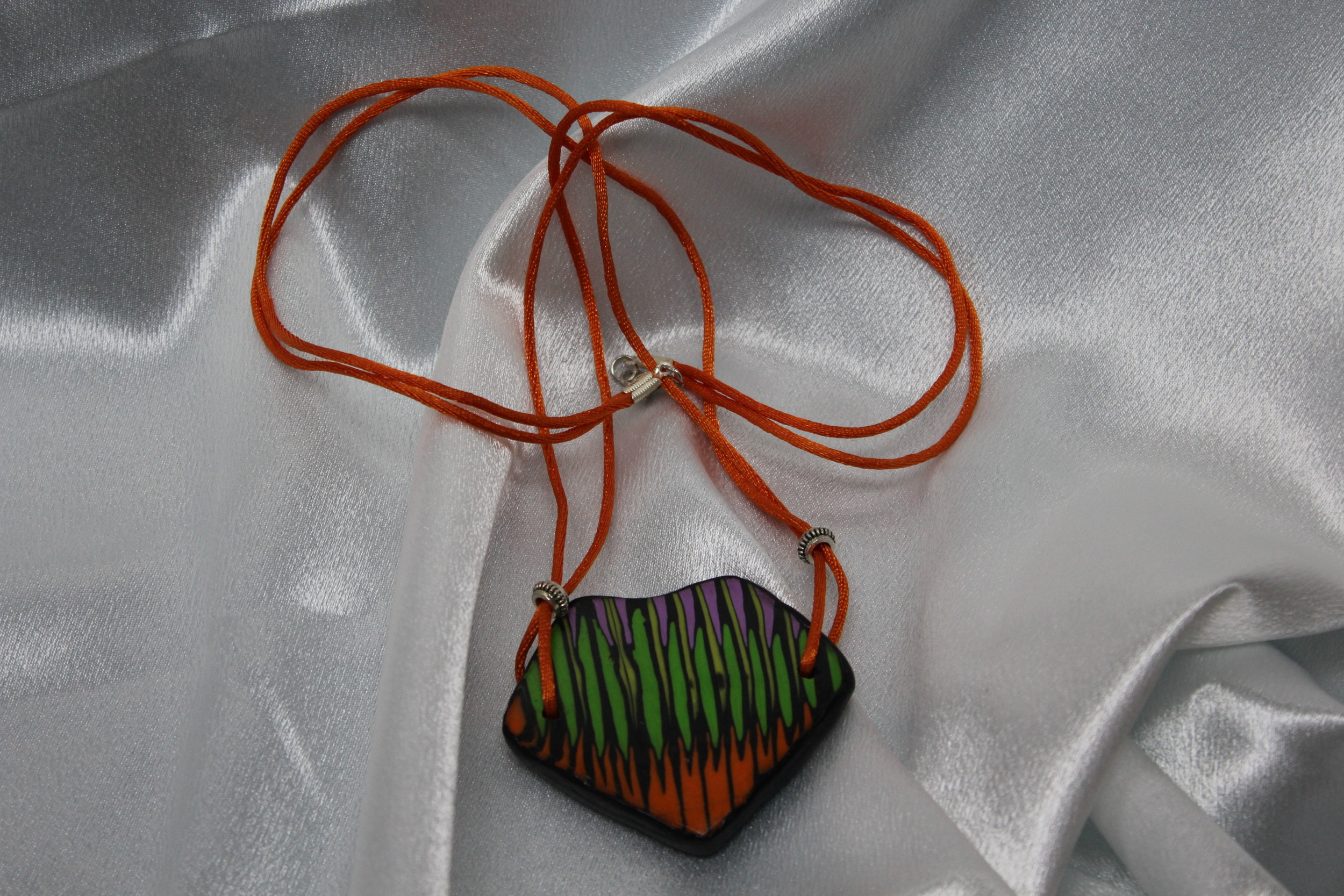 Collier-Cordon-Satine-Orange-Polymere-Plastron-Multicolores (3)