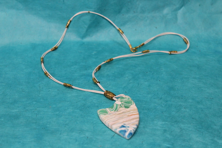 Collier-Imitation-Cuir-Polymere-Blason-Multicolores (4)