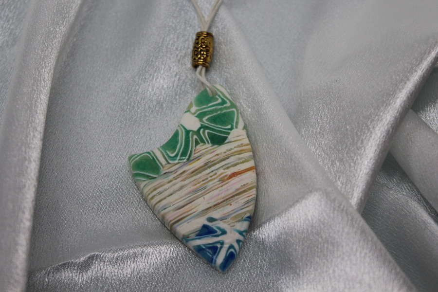 Collier-Imitation-Cuir-Polymere-Blason-Multicolores (7)