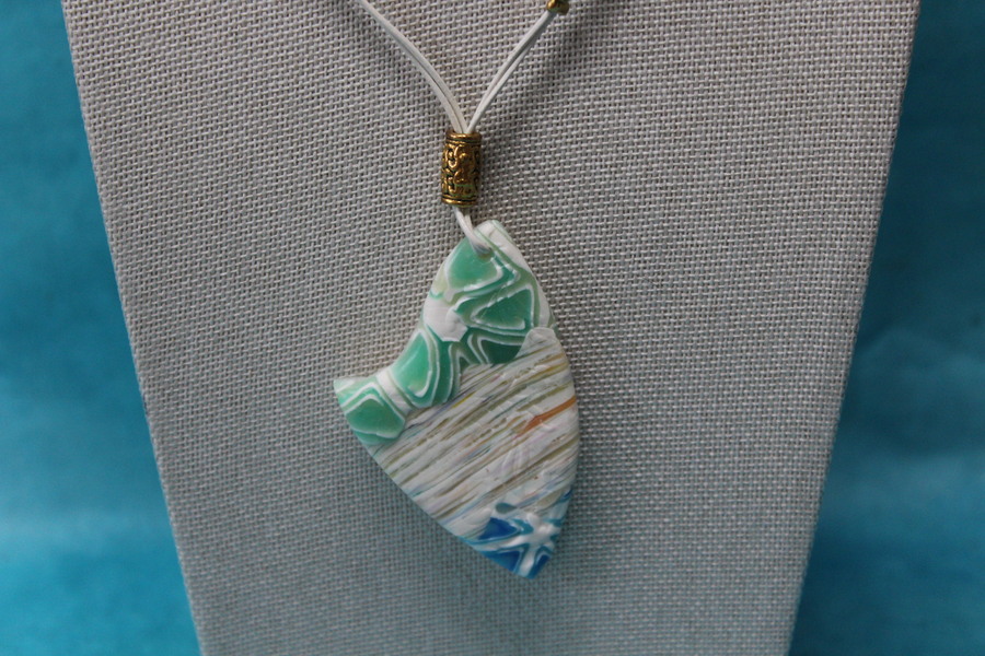 Collier-Imitation-Cuir-Polymere-Blason-Multicolores (3)