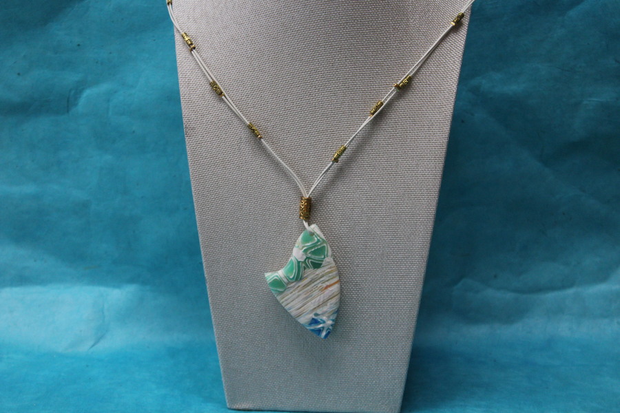 Collier-Imitation-Cuir-Polymere-Blason-Multicolores (2)