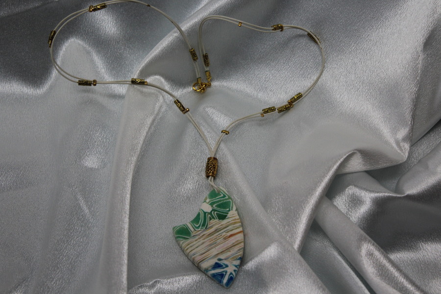 Collier-Imitation-Cuir-Polymere-Blason-Multicolores (8)