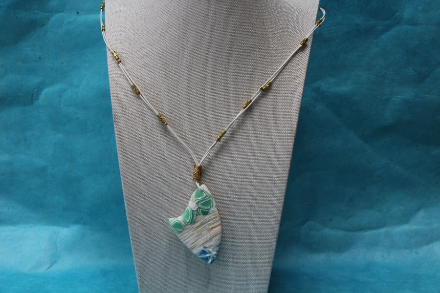 Collier-Imitation-Cuir-Polymere-Blason-Multicolores