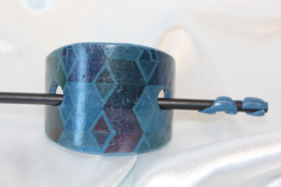 Barette Chignon Enfant en Pâte polymère-Fond Bleu et Décalcomanie Géométrique