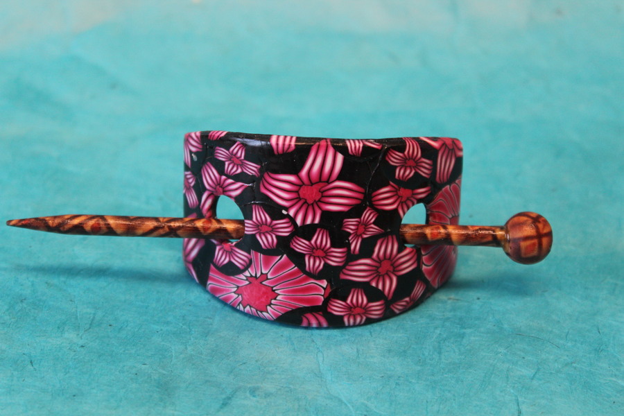 Barette Chignon Enfant en Pâte polymère-Fond noir et Déco Fleurie (5)