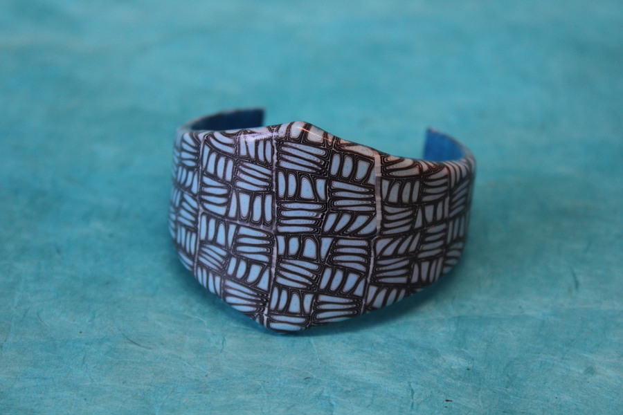 Bracelet Manchette en Pâte Polymère, noir et bleu ciel
