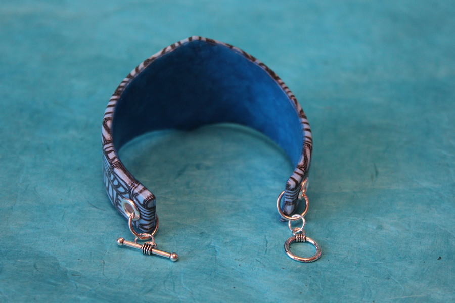 Bracelet Manchette en Pâte Polymère, noir et bleu ciel (2)