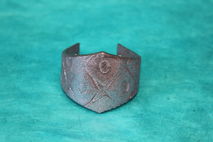 Bracelet Manchette Forme Diadème Pâte Polymère Recouvert de Paillette Rose et Impression Losange (3)