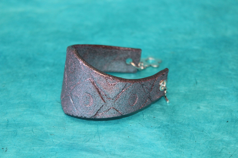 Bracelet Manchette Forme Diadème Pâte Polymère Recouvert de Paillette Rose et Impression Losange (2)