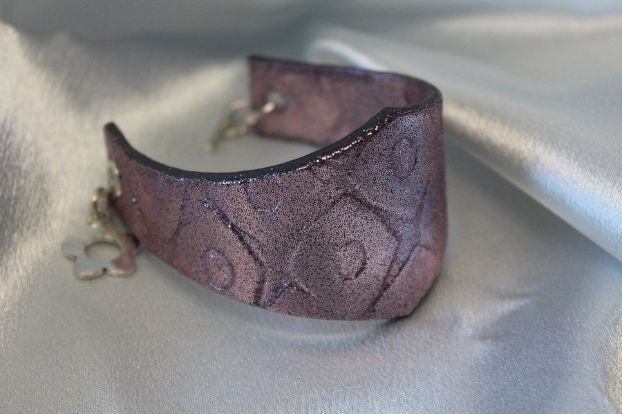 Bracelet Manchette Forme Diadème Pâte Polymère Recouvert de Paillette Rose et Impression Losange (6)