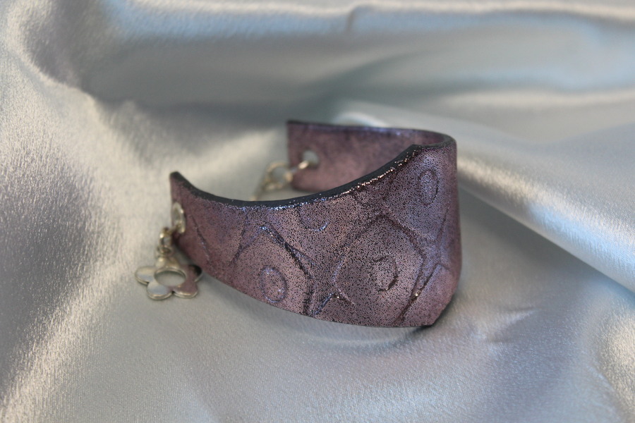 Bracelet Manchette Forme Diadème Pâte Polymère Recouvert de Paillette Rose et Impression Losange (5)