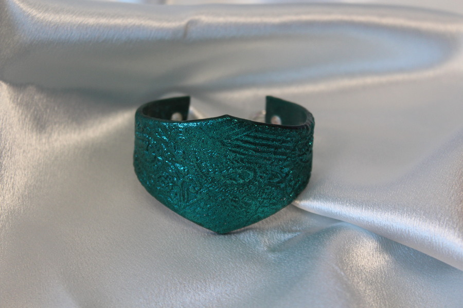 Bracelet Manchette Forme Diadème Pâte Polymère Recouvert de Paillette Verte et Impression (4)