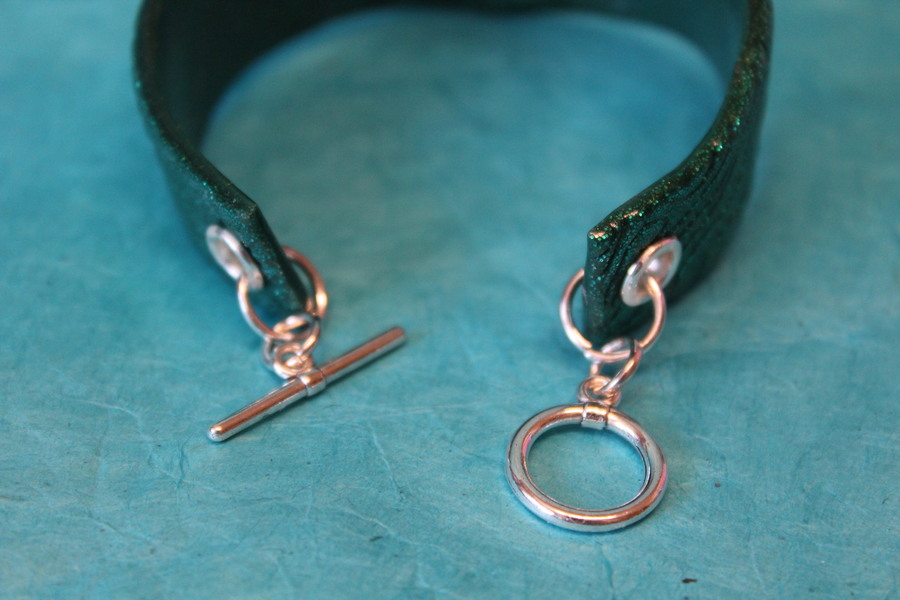 Bracelet Manchette Forme Diadème Pâte Polymère Recouvert de Paillette Verte et Impression (6)