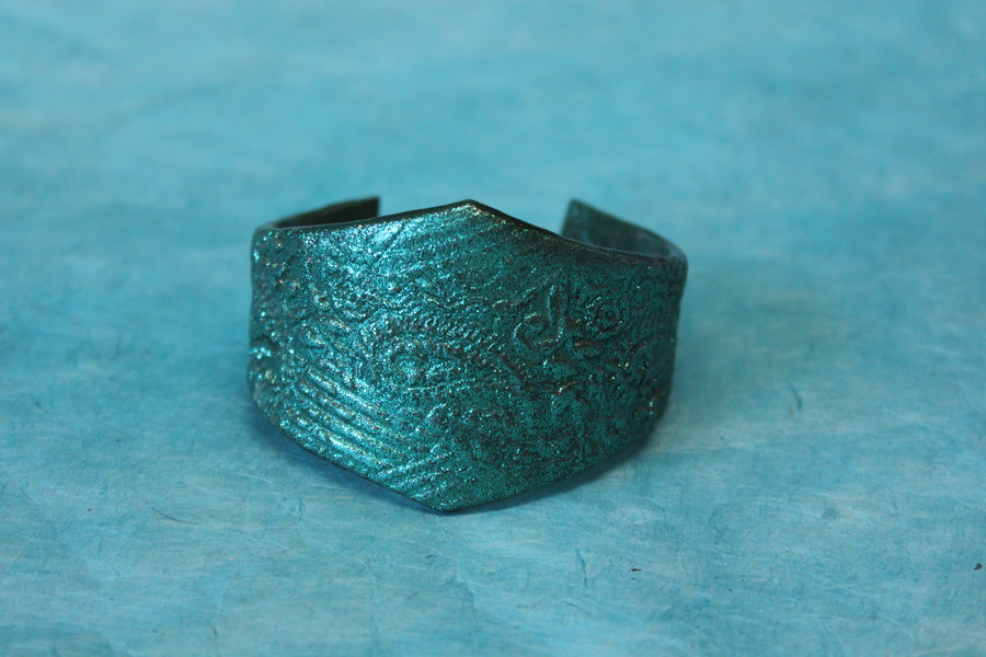 Bracelet Manchette Forme Diadème Pâte Polymère Recouvert de Paillette Verte et Impression (3)