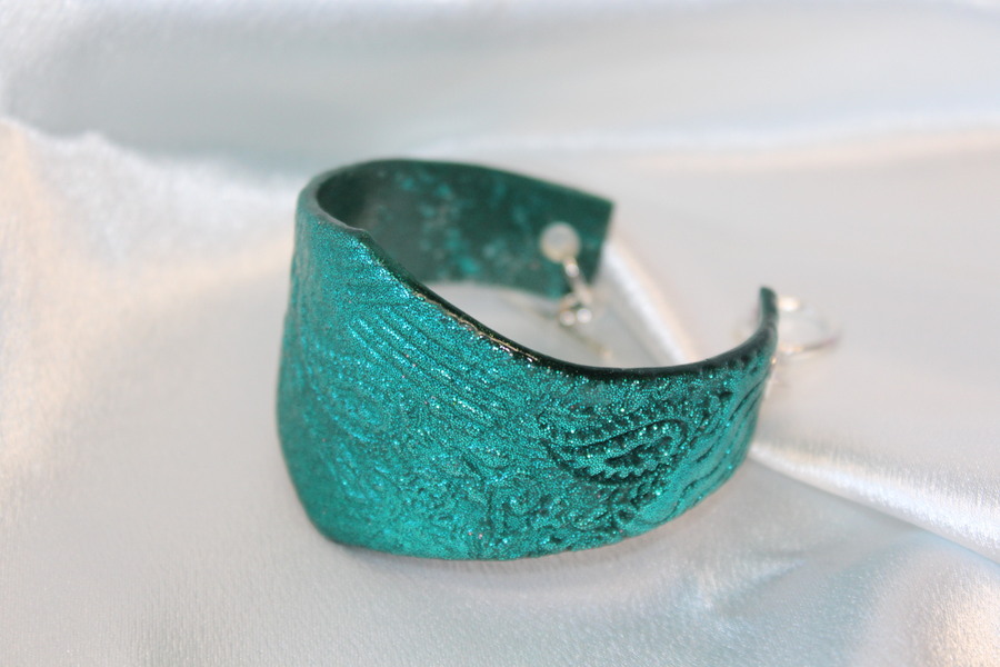 Bracelet Manchette Forme Diadème Pâte Polymère Recouvert de Paillette Verte et Impression (5)