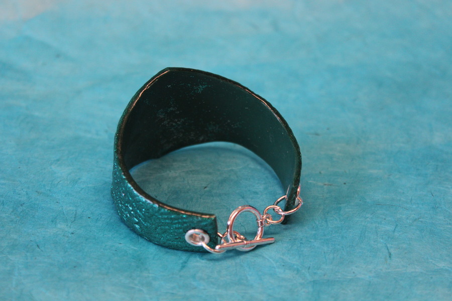Bracelet Manchette Forme Diadème Pâte Polymère Recouvert de Paillette Verte et Impression (2)