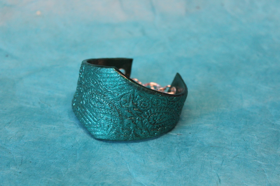 Bracelet Manchette Forme Diadème Pâte Polymère Recouvert de Paillette Verte et Impression