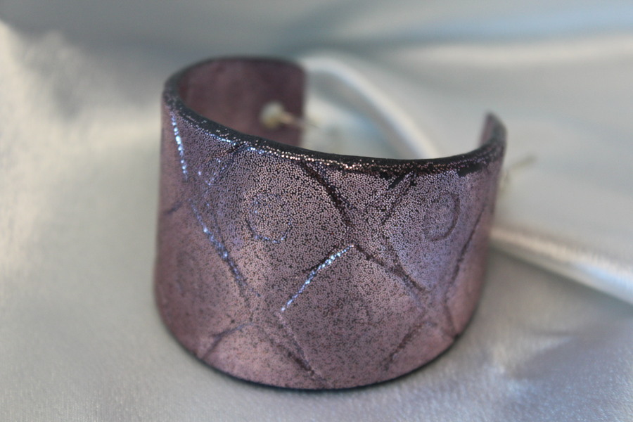 Bracelet Manchette Forme Pâte Polymère Recouvert de Paillette Rose et Impression Losange (2)