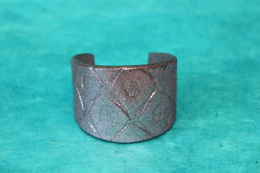 Bracelet Manchette Forme Pâte Polymère Recouvert de Paillette Rose et Impression Losange (4)