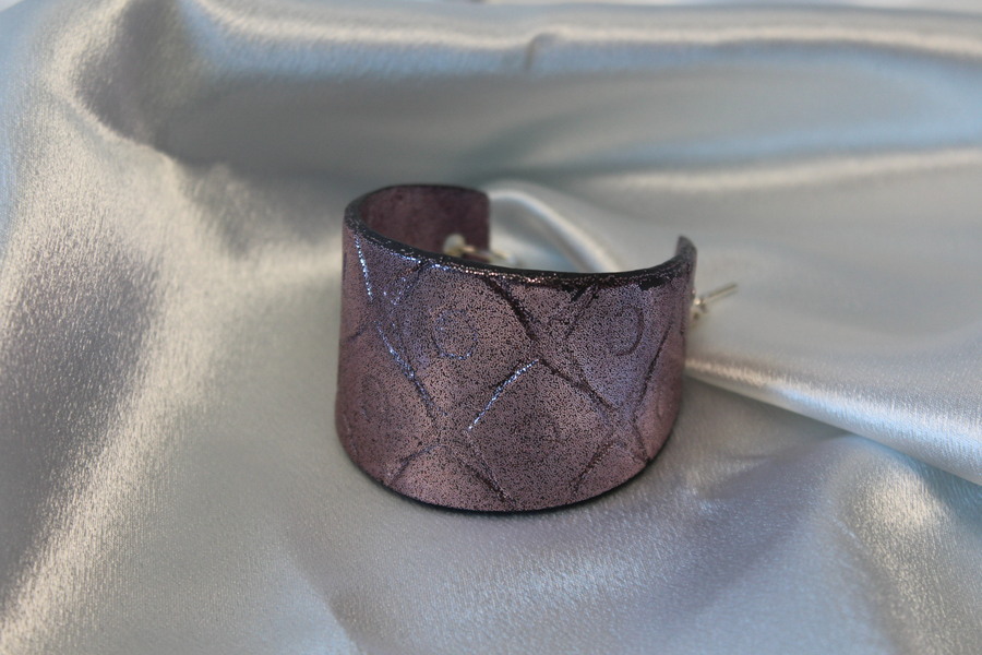 Bracelet Manchette Forme Pâte Polymère Recouvert de Paillette Rose et Impression Losange