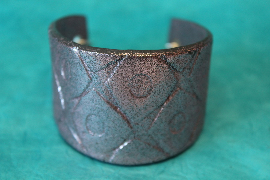 Bracelet Manchette Forme Pâte Polymère Recouvert de Paillette Rose et Impression Losange (6)