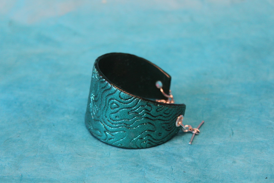 Bracelet Manchette Forme Pâte Polymère Recouvert de Paillette Verte et Impression (2)