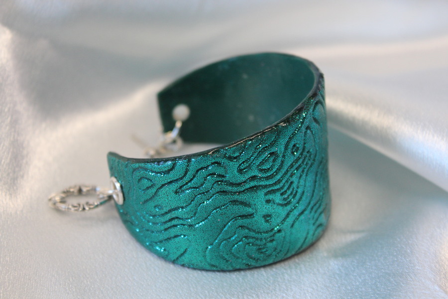 Bracelet Manchette Forme Pâte Polymère Recouvert de Paillette Verte et Impression (5)