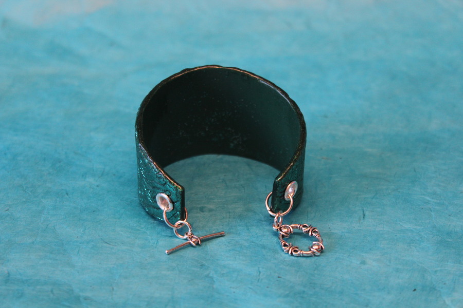Bracelet Manchette Forme Pâte Polymère Recouvert de Paillette Verte et Impression (3)