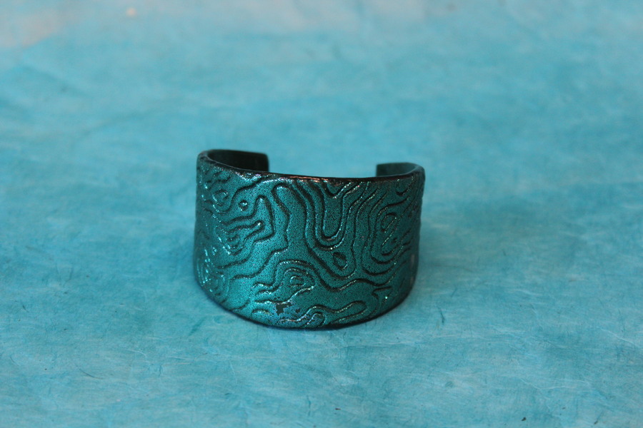 Bracelet Manchette Forme Pâte Polymère Recouvert de Paillette Verte et Impression