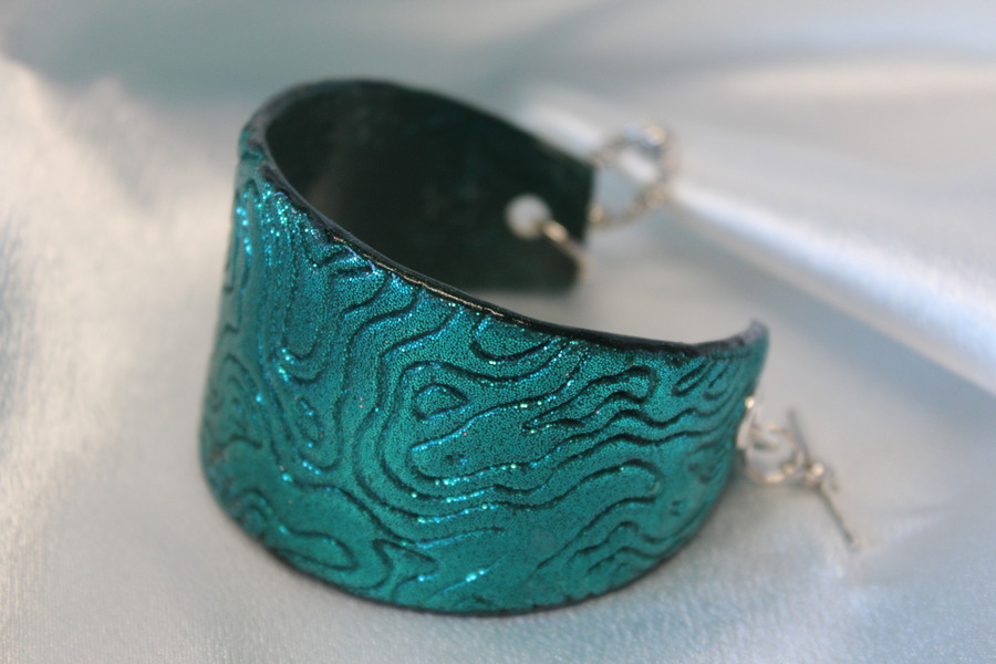 Bracelet Manchette Forme Pâte Polymère Recouvert de Paillette Verte et Impression (4)