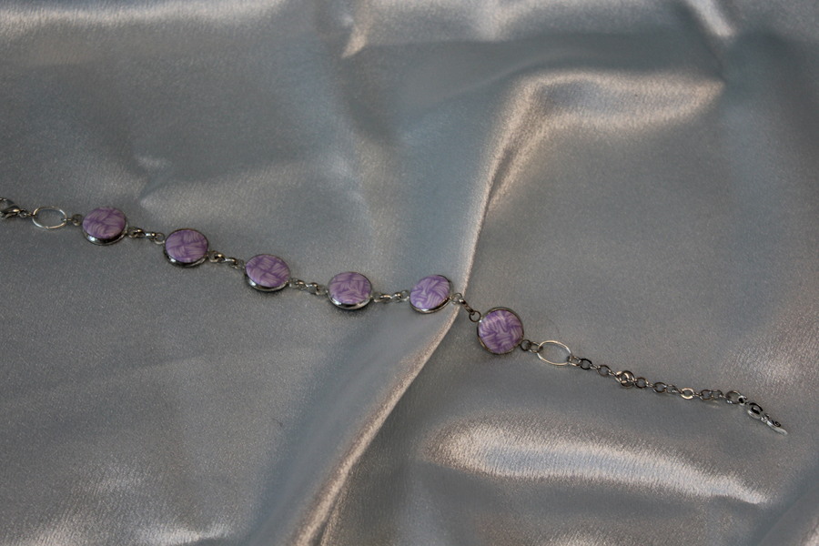Bracelet Support Acier Argenté à 6 Cabochons. Déco en pâte Polymère Blanc et Parme (4)