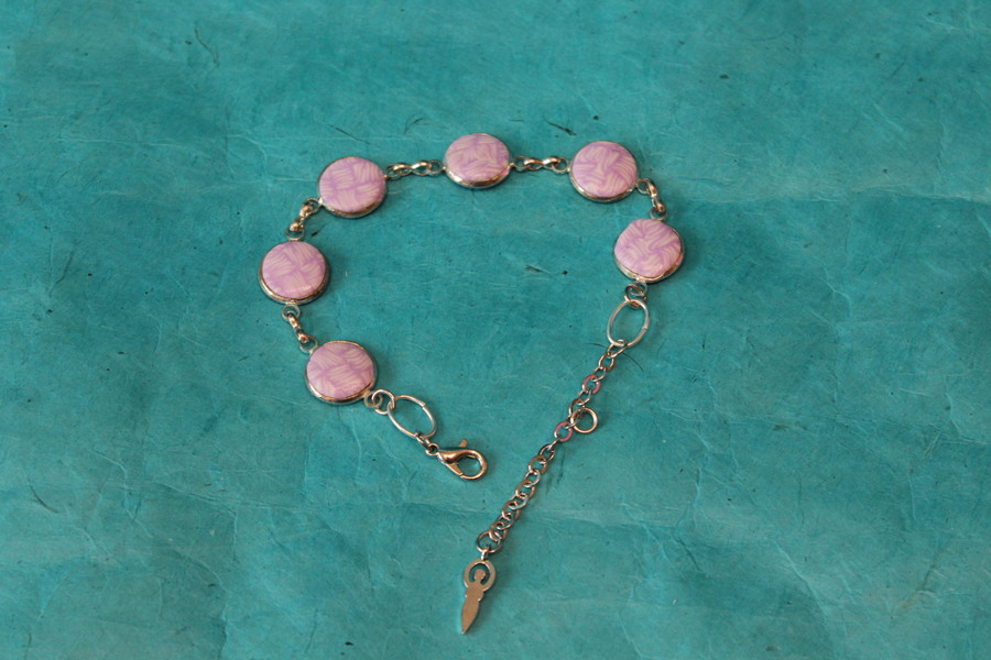 Bracelet Support Acier Argenté à 6 Cabochons. Déco en pâte Polymère Blanc et Parme