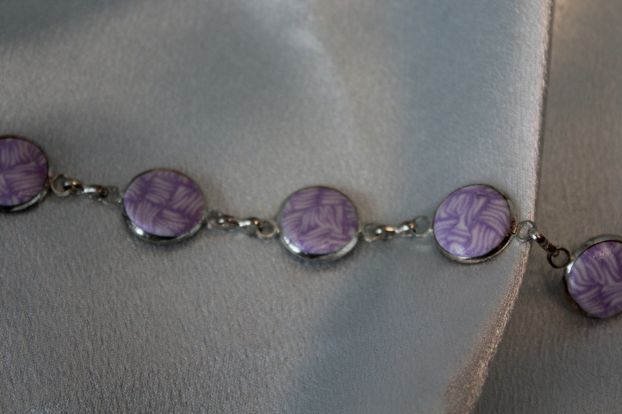 Bracelet Support Acier Argenté à 6 Cabochons. Déco en pâte Polymère Blanc et Parme (5)