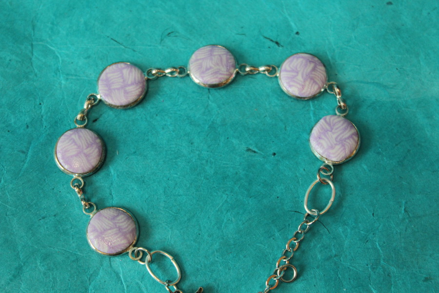 Bracelet Support Acier Argenté à 6 Cabochons. Déco en pâte Polymère Blanc et Parme (2)