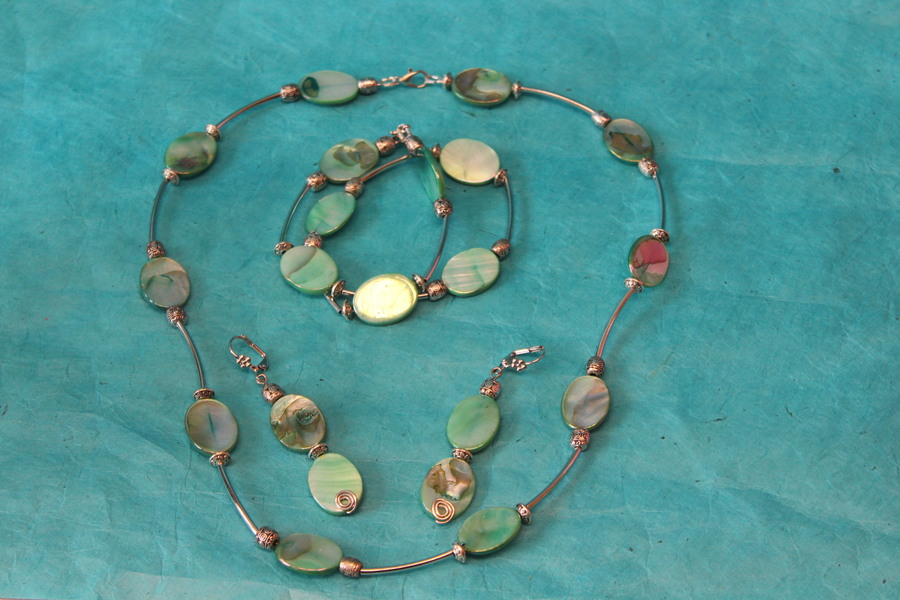 Parure-Collier-Bracelet-Boucle dOreille-Nacre Vert et Perles Métal (5)