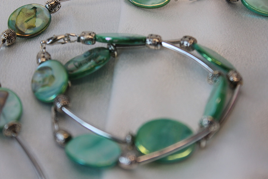 Parure-Collier-Bracelet-Boucle dOreille-Nacre Vert et Perles Métal (7)