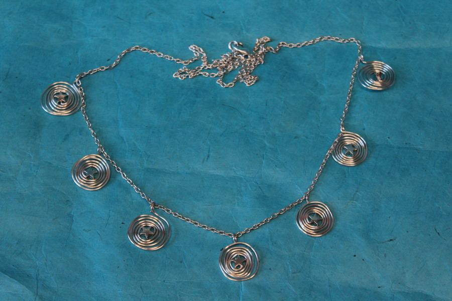 Collier Chaine Acier Argenté, Connecteurs en Fils de Cuivre Argentré en Forme de Spirale et Perles Etoile Métal Argenté