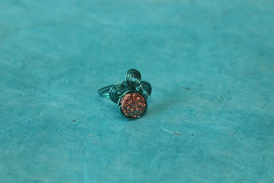 Bague Fil de dAliminium Bleu et Perle Métallique