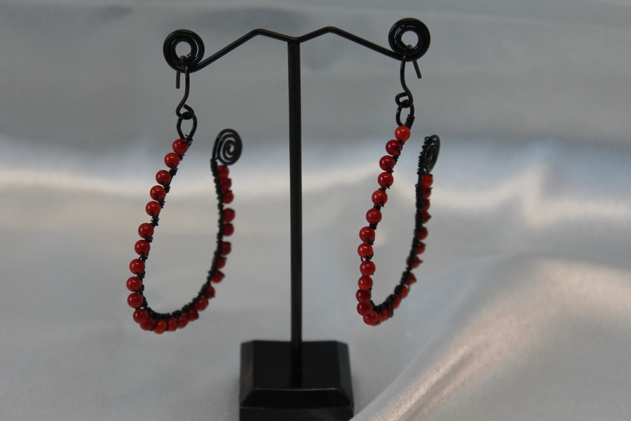Boucle dOreille Fil Aluminium Noir et Perles de Corail Rouge (2)